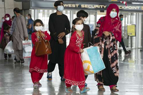Familias evacuadas de Kabul, Afganistán, llegan al Aeropuerto Internacional Washington Dulles, en Chantilly, Virginia.