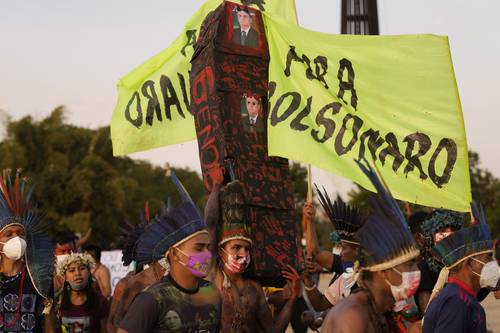 Cientos de indígenas cargaron ayer por calles de Brasilia un ataúd gigante con el lema “Condena al genocida”, en referencia al presidente Jair Bolsonaro, y lo colocaron frente al Palacio del Planalto (sede de gobierno), donde le prendieron fuego. El Tribunal Supremo Federal pretende obligarlos a comprobar que antes de 1988 (cuando se aprobó la Constitución) estaban ocupando sus tierras para que el Estado las demarque oficialmente como territorios indígenas.