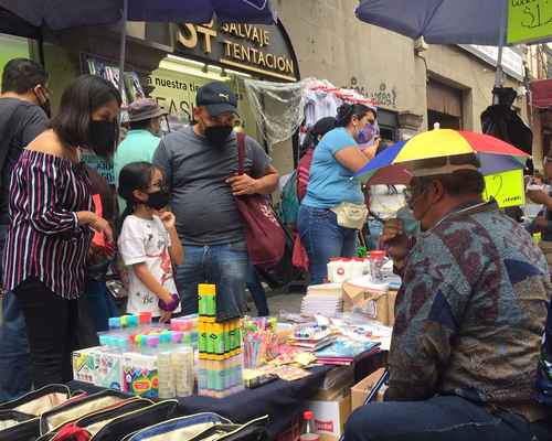 Aunque no en la cantidad acostumbrada antes de la pandemia, padres recorren puestos ambulantes en el Centro para hallar los mejores precios en útiles escolares.