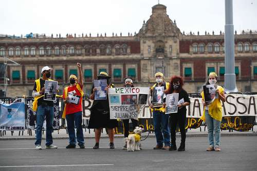 Integrantes del colectivo #24F Coalición Vida y Libertad Julian Assange se manifestaron este sábado en el Zócalo capitalino para exigir otra vez la libertad del fundador de WikiLeaks. Pese a las evidencias de que el australiano se encuentra en una depresión profunda, como resultado de los 28 meses de reclusión en una prisión de Londres, el tribunal encargado del caso autorizó continuar con la solicitud de extradición de Estados Unidos, por lo que los próximos 27 y 28 de octubre habrá una nueva audiencia. Con información de Fernando Camacho Servín.