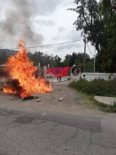 Manifestantes adheridos a la Coordinadora Nacional de Trabajadores de la Educación provocaron un incendio frente a las instalaciones de la Universidad Politécnica de Francisco I. Madero (UPFIM) en la localidad de Tepatepec, Hidalgo, para exigir la reapertura de la normal rural de El Mexe.