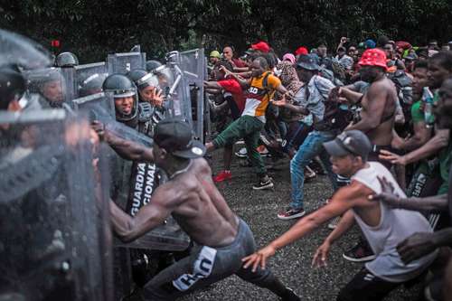 Un grupo de aproximadamente 500 migrantes, provenientes en su mayoría de Honduras, Venezuela, El Salvador y Haití, quienes improvisaron una caravana con rumbo al norte del continente, se enfrentaron con elementos de la Guardia Nacional y Migración el sábado pasado, esto en la carretera Huehuetán, entre el municipio de Huehuetán y Tuzantán.