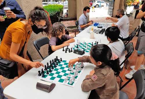 Aprender o convertirse en “grandes ajedrecistas” llevó a varios pequeños al foro Lindbergh, en el parque España, donde todos los domingos de septiembre, cuatro instructores y la campeona nacional de ajedrez, Yéssica Méndez, darán clases gratuitas.