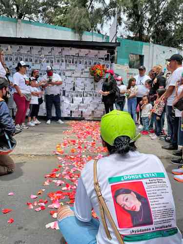 Familiares, amigos e integrantes del colectivo Hasta Encontrarles realizaron una ceremonia afuera del Bar Quito para denunciar la falta de avances en la investigación.
