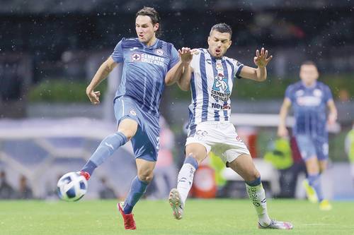 La Máquina empató a un gol con el Pachuca en el estadio Azteca, partido que cerró la fecha 7 del Apertura 2021. Los hidalguenses anotaron al minuto 23, cuando Nicolás Ibáñez descolgó a velocidad por el carril izquierdo y su centro no encontró al receptor, pero Yoshimar Yotún, en afán defensivo, terminó encajando el balón en puerta propia. Al 45+2 el silbante marcó penal favorable a los cementeros; sin embargo, se revisó en el VAR y el juez Villafañe corrigió y anuló su decisión inicial; además, amonestó al atacante local Jonathan Rodríguez por protestar. En la parte complementaria, el monarca Cruz Azul mostró renovados bríos, aunque fue hasta el minuto 58 cuando logró la igualada con Santiago Giménez, quien definió con remate en el área. Los celestes llegaron a 10 puntos y los Tuzos suman seis unidades.