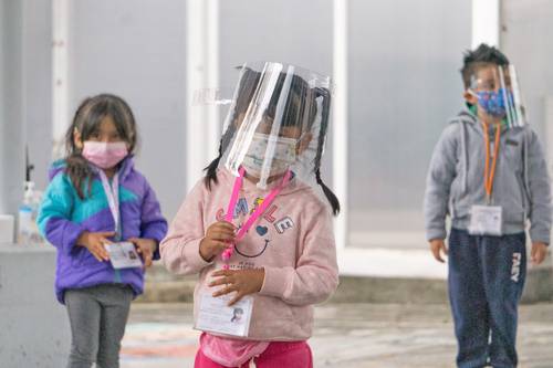 POR FIN A LA ESCUELA. En un jardín de niños de Contreras, en la CDMX, los pequeños conocieron a algunos de sus compañeros al empezar el nuevo ciclo escolar de forma presencial.