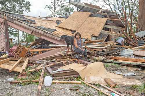 Una residente ayer afuera de su casa tras el paso del huracán Ida en Houma, Luisiana.