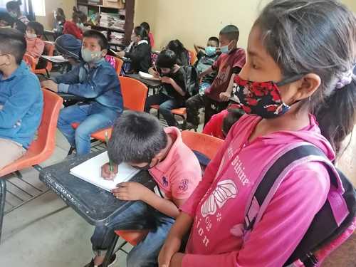 Niños indígenas de la primaria Fray Servando Teresa de Mier, en el poblado de Juanacatlán, municipio de Metlatónoc, Guerrero, regresaron a clases presenciales, algunos de pie por la falta de pupitres.