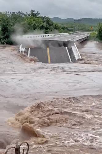 A causa del fenómeno meteorológico Nora, ayer se desbordó el río El Quelite y provocó el colapso del puente vehicular de la carretera Mazatlán-Culiacán, en Sinaloa.