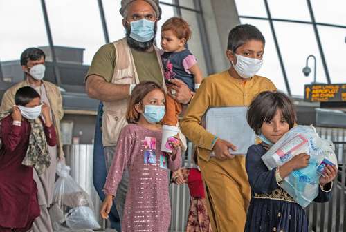 Una familia recién evacuada de Afganistán recorre los pasillos del Aeropuerto Internacional de Dulles, en Chantilly, Virginia, ayer.