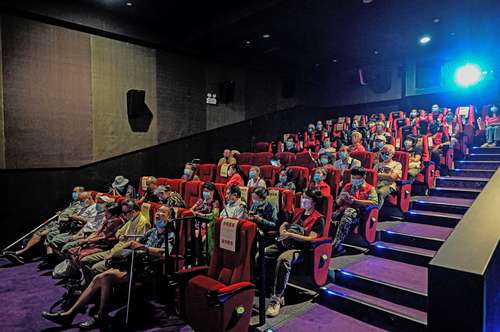 Proyección de cine para público ciego organizada por el Teatro Xin Mu, formado por grupo de voluntarios.