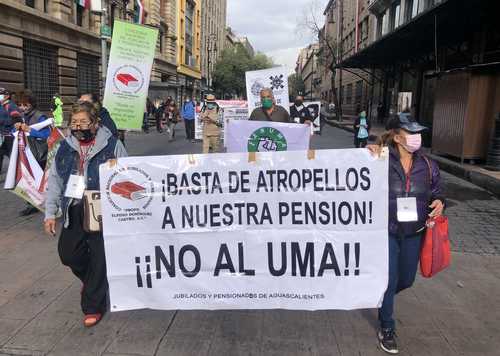 Miembros de la Asamblea Nacional de Jubilados y Pensionados de la CNTE se manifestaron en el Zócalo capitalino para exigir que los pagos de las pensiones se ejecuten con el valor del salario mínimo y no en unidades de medida y actualización (UMA).