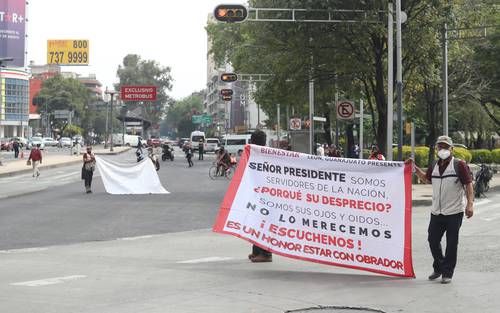 EXIGEN “APRETAR TORNILLOS” A DELEGADOS DE BIENESTAR. Luego de bloquear el cruce de Insurgentes y Reforma en la Ciudad de México, servidores de la nación de varios estados del país fueron recibidos en la Secretaría de Bienestar, donde denunciaron abusos de los delegados.