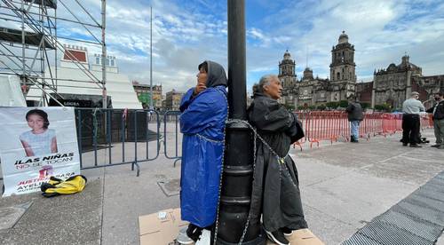 Mujeres se encadenaron frente a Palacio Nacional para exigir que las denuncias por la desaparición de sus familiares sean atendidas.