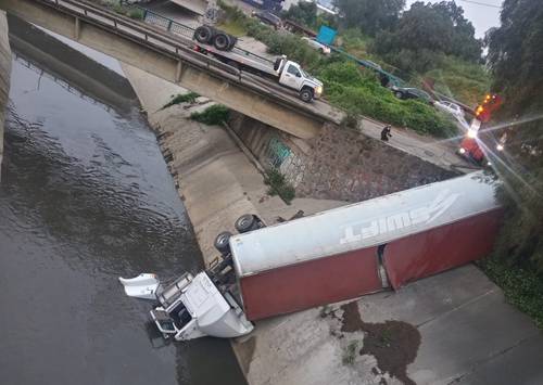 El conductor de un tractocamión perdió el control de la unidad en un aparente intento de asalto y cayó al canal de aguas negras del Emisor Poniente, a la altura de Tepalcapa, lateral a la autopista México-Querétaro, en el municipio de Cuautitlán Izcalli, estado de México. Personal de protección civil y bomberos auxiliaron al joven de 19 años, quien resultó con lesiones en la cabeza y una herida en el mentón.