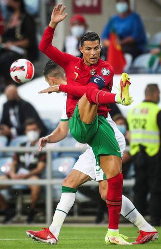 A pesar de fallar un penal, Cristiano da la victoria a su selección.