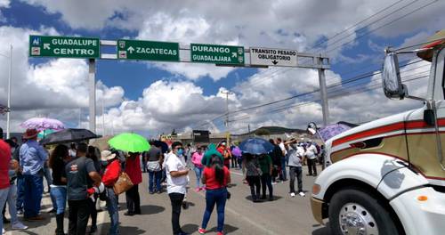 Contingentes de trabajadores, maestros y jubilados bloquearon carreteras y realizaron plantones el pasado miércoles frente al palacio de gobierno de Zacatecas para exigir a los diputados locales no aprobar la reforma al sistema de pensiones.