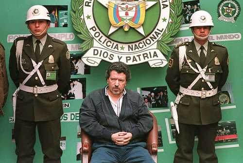Miguel Rodríguez Orejuela, presunto segundo hombre del cártel de Cali, es presentado a la prensa en Bogotá luego de ser detenido. Su hijo William Rodríguez demandará a los productores de una serie de Netflix por presentar una versión irreal de su familia.