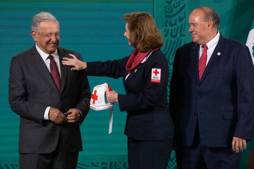 El jefe del Ejecutivo, López Obrador, dio inicio a la colecta de la Cruz Roja junto a la presidenta nacional de damas voluntarias, Carmen Lebrija, y el titular de la institución, Fernando Suinaga.