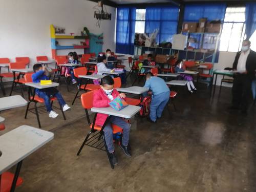 Alumnos de la primaria Josefa Ortiz de Domínguez, en San Cristóbal de las Casas, retornaron a las aulas y para ingresar deben pasar por tres filtros de seguridad para evitar contagios de Covid-19.