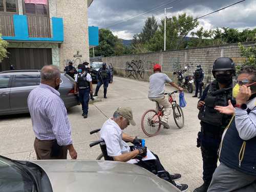 Elementos de la Agencia Es-tatal de Investigaciones y peritos de la Fiscalía General de Oaxaca, resguardaron la zona donde fue asesinado ayer Manuel Cartas, integrante del comité estatal del FPR, en la agencia de Santa Cruz Huatulco.