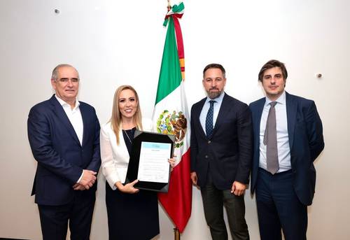 De izquierda a derecha, el coordinador de los senadores del PAN, Julen Rementería; la legisladora Alejandra Reynoso, el dirigente del Vox, Santiago Abascal, y un asistente a la reunión del jueves pasado en el Senado.