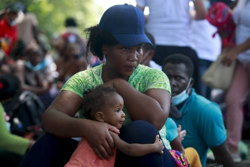 Haitianos descansan en el primer día de la nueva caravana que salió ayer de Tapachula.