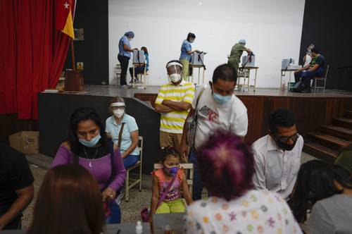 Aplicación de la vacuna Sinopharm contra Covid-19 en una escuela de Caracas.