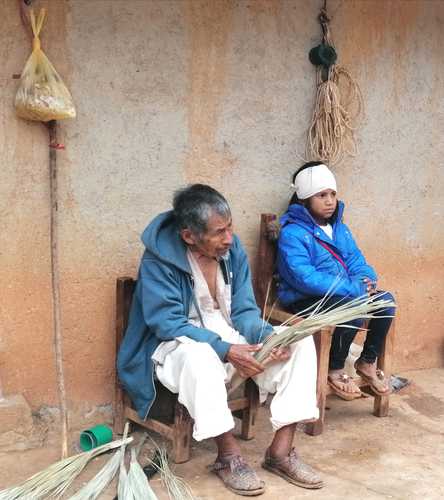 Silvestre Ríos y su nieta Rosa Ríos Félix, en su casa del poblado de Juanacatlán, municipio de Metlatónoc. La menor perdió a sus padres en un accidente en agosto pasado.