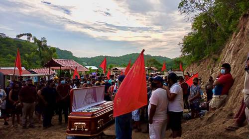 Familiares y amigos rindieron homenaje a Manuel Cartas Pérez, integrante del comité estatal del FPR, quien fue asesinado el viernes. El activista será sepultado en Santa María Huatulco.