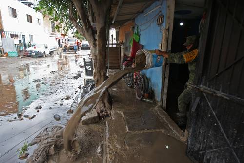 Elementos del Ejército realizan labores de limpieza en la colonia Ojo de Agua, municipio de Tlaquepaque, Jalisco, luego de que el canal Acueducto y la presa Las Pintas, se desbordaron debido a la intensa lluvia del jueves.