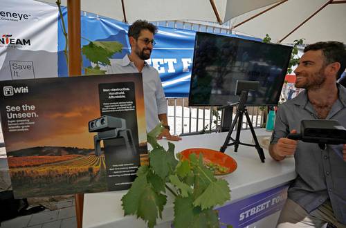 Los fundadores de Witi participaron el jueves en una muestra en la que midieron la calidad de la uva por medio de un escáner. La empresa lidera el área de tech food.