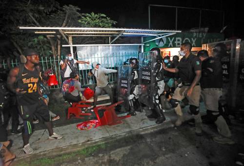 OPERATIVO EN HUIXTLA. Agentes de la Guardia Nacional y del Instituto Nacional de Migración disolvieron la caravana procedente de Centroamérica la madrugada de ayer.