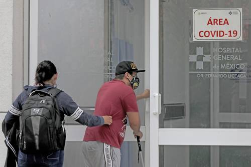 Una pareja entra al área de atención Covid del Hospital General de México, mientras el semáforo epidemiológico fue establecido naranja para las próximas dos semanas.
