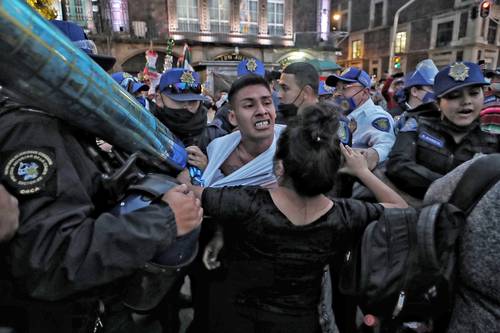 Elementos de la Secretaría de Seguridad Ciudadana de la Ciudad de México detuvieron a un joven, tras un conato de enfrentamiento con ambulantes en el Zócalo.