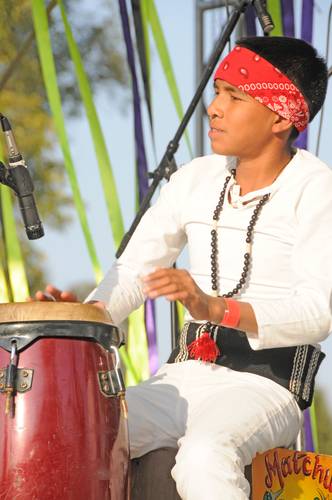 El entusiasmo de jóvenes compositores e intérpretes hace posible que suene un rap en zapoteco o un tema de rock en náhuatl; incluso, hip hop en rarámuri. La invitación está abierta a músicos de entre 16 y 25 años para que envíen antes del 17 de octubre una composición original e inédita, interpretada en alguna de las 68 lenguas indígenas nacionales.