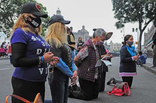 Opositoras a la interrupción legal del embarazo se manifestaron ayer frente a la SCJN, que hoy llevará a cabo otra sesión.