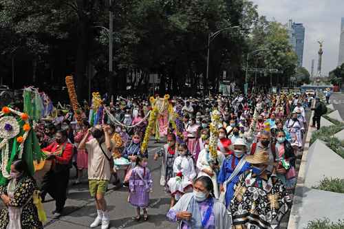 Mujeres, y algunos hombres, mazahuas marcharon por Reforma rumbo al Zócalo con motivo del Día Internacional de la Mujer Indígena.