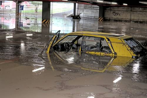 Vehículos quedaron en el estacionamiento de la Bodega Aurrerá Xalostoc, en Ecatepec.