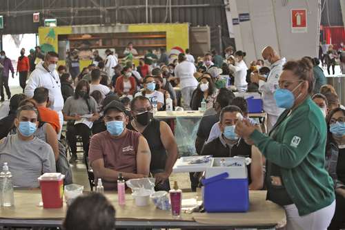 Personas de 40 a 49 años que residen en la alcaldía Iztacalco de la Ciudad de México acudieron ayer al Palacio de los Deportes para recibir la segunda dosis de la vacuna contra el Covid-19 de la farmacéutica AstraZeneca.