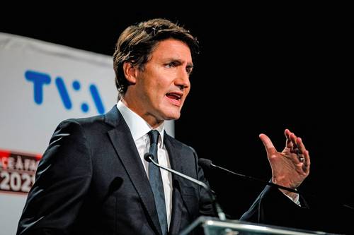 El premier canadiense, Justin Trudeau (en imagen de hace unos días), quien aspira a un tercer mandato en los comicios del día 20, fue blanco de la ira de un manifestante que le lanzó piedras el pasado lunes, cuando salía de un acto político en una cervecería de London, en Toronto. Nadie resultó herido. Trudeau, cuya aprobación ha bajado por su gestión de la pandemia del Covid-19, canceló un acto la semana pasada por motivos de seguridad.