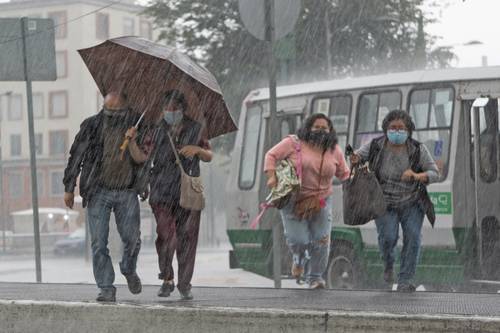 Las precipitaciones de ayer ocasionaron diversos encharcamientos en distintas vialidades y bajopuentes de la Ciudad de México, como en Gran Canal y Ejido, colonia 25 de Julio, en Gustavo A. Madero; en Eje 10 Sur y autopista México-Puebla, colonia Ampliación Santa Catarina, en Tláhuac, y en avenida Talleres Gráficos y Río Churubusco, colonia Agrícola Pantitlán, en Iztacalco. Por lo que brigadas del Sistema de Aguas de la Ciudad de México atendieron los encharcamientos en las 16 demarcaciones de la capital con acciones de desazolve. La Secretaría de Gestión Integral de Riesgos y Protección Civil activó la alerta naranja para cinco alcaldías, mientras para el resto de la ciudad se mantuvo en amarillo.