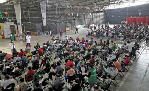 Personas de 40 a 49 años de Iztacalco y Venustiano Carranza acudieron al Palacio de los Deportes para recibir la segunda dosis del biológico AztraZeneca.