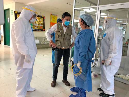 El director general del IMSS, Zoé Robledo, platica con médicos en el hospital de Tula, Hidalgo, donde el martes fallecieron 16 pacientes.