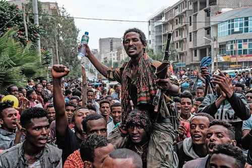 Un rebelde aclamado en las calles de Mekele, capital de Tigray, en junio pasado. Los combatientes del FPLT fueron acusados ayer de perpetrar una matanza.