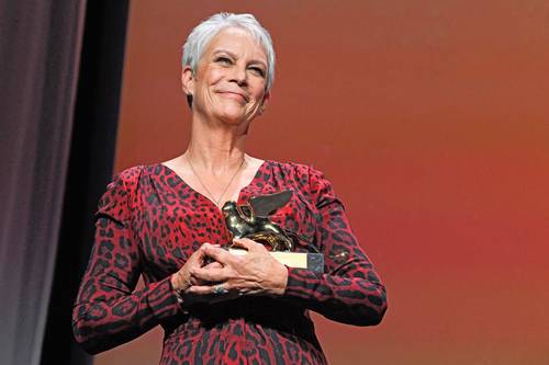 La actriz Jamie Lee Curtis recibió el León de Oro por su trayectoria.