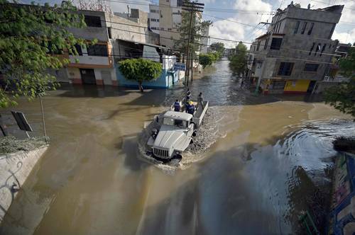 Efectivos de la Marina recorren la anegada ciudad de Tula de Allende, en Hidalgo. Cerca de ahí se encuentra el hospital del IMSS que se inundó el martes pasado por el desbordamiento del río Tula y las presas Endhó y Requena.
