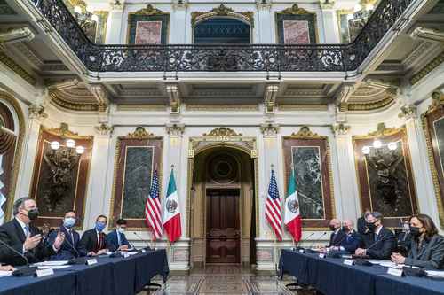 REUNIÓN DE ALTO NIVEL EN LA CASA BLANCA. El secretario de Relaciones Exteriores, Marcelo Ebrard, habla con la vicepresidenta Kamala Harris, en reunión del Diálogo Económico de Alto Nivel México-EU.