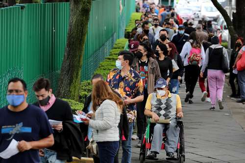 Ayer cientos de capitalinos padecieron las largas filas en el Centro Médico Siglo XXI durante la aplicación de la segunda dosis a la población de entre 40 y 49 años.