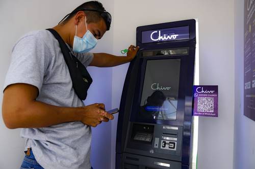 Cajero de la billetera estatal de bitcóin “Chivo”, en San Salvador. El bitcóin es desde el martes una moneda de curso legal en el país.